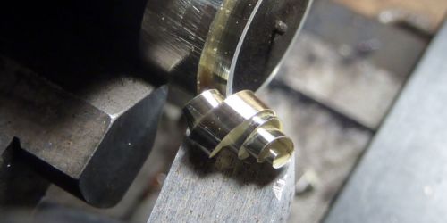 Travail au tour sur un archet fabriqué par Claudia Carmona.